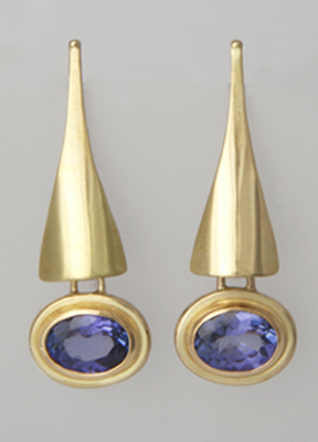 Drop earrings on 18K gold with Tanzanites